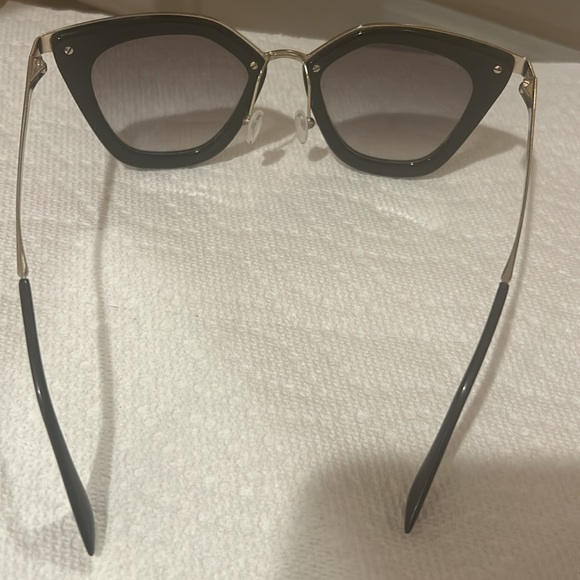 Original Prada slight eye sunglasses . - Picture 2 of 3